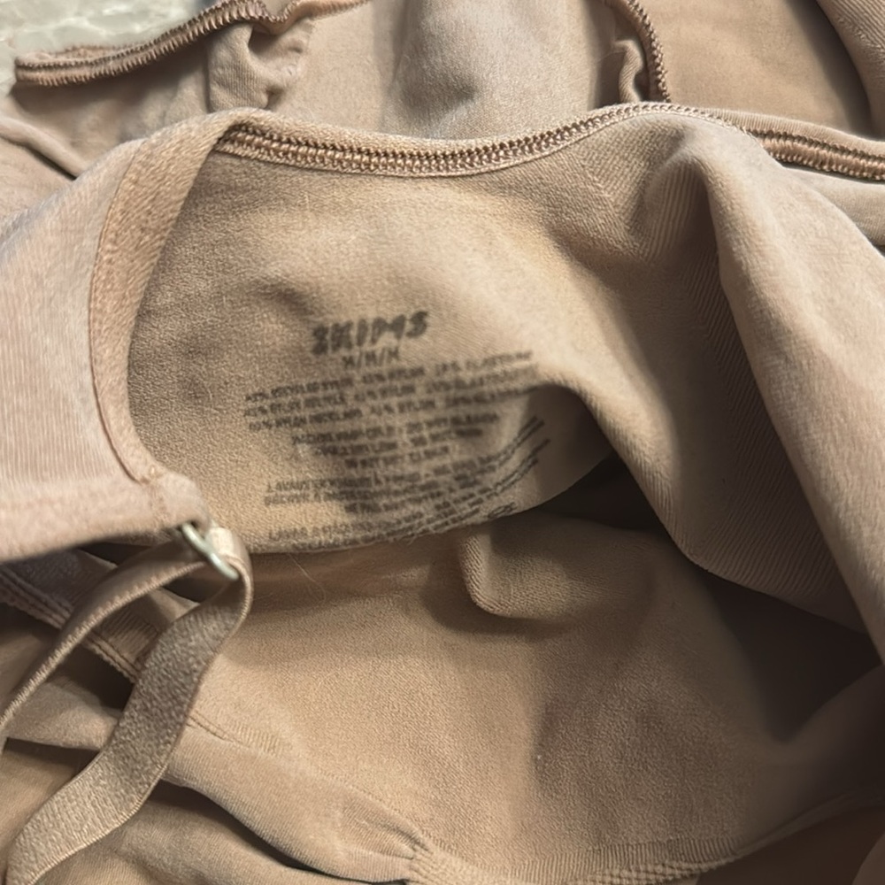 SKIMS SEAMLESS SCULPT THONG BODYSUIT - Picture 10 of 11